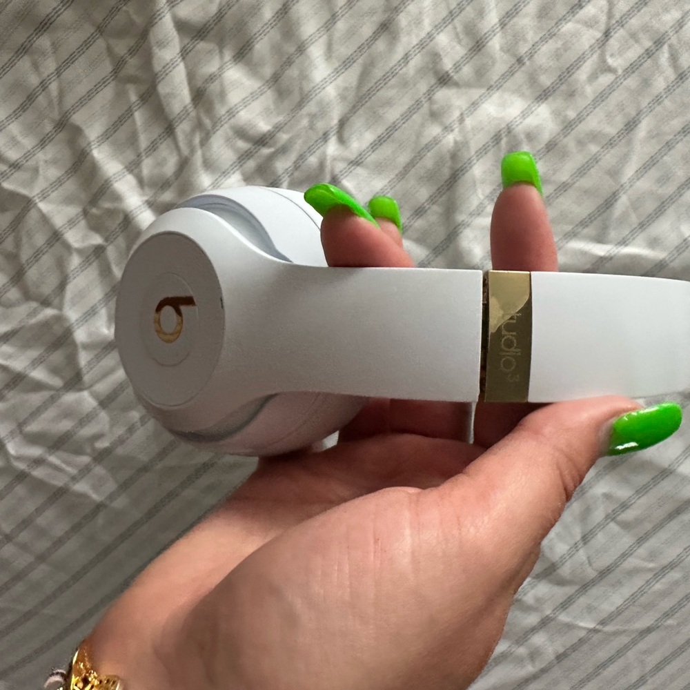 Beats by Dre White Wireless Headphones
